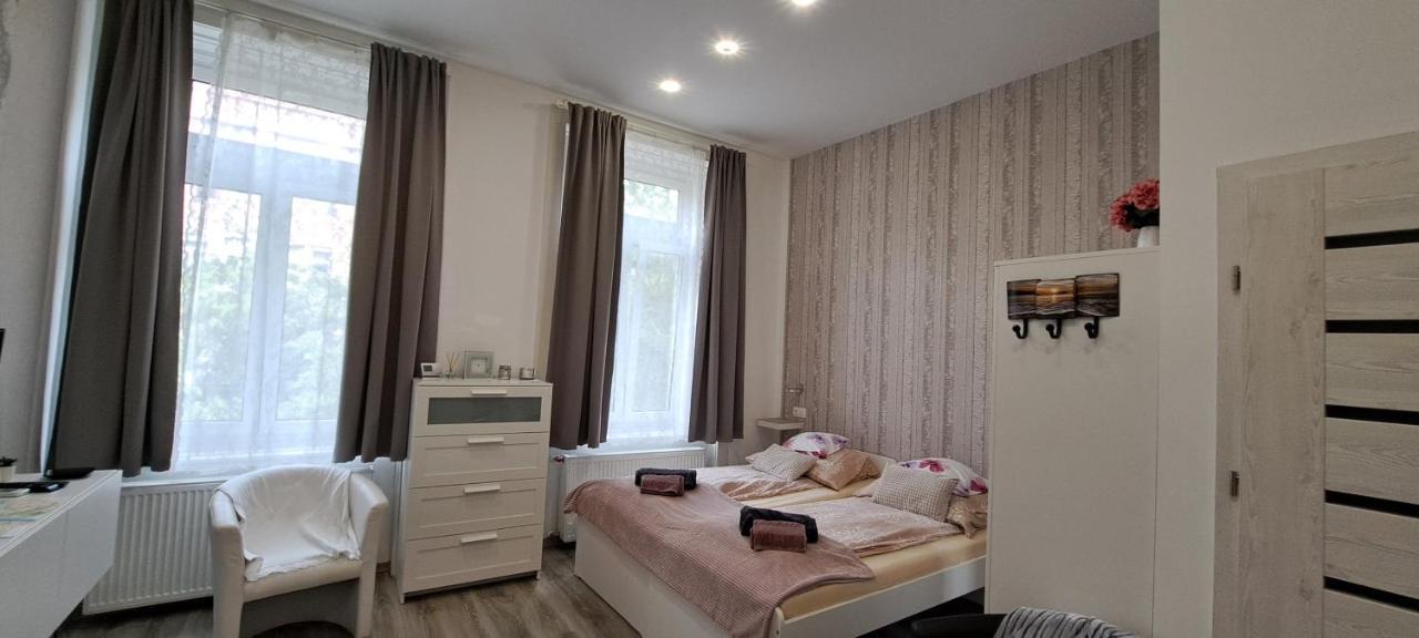 Pompar Belvarosi Apartman Seghedin Exterior foto