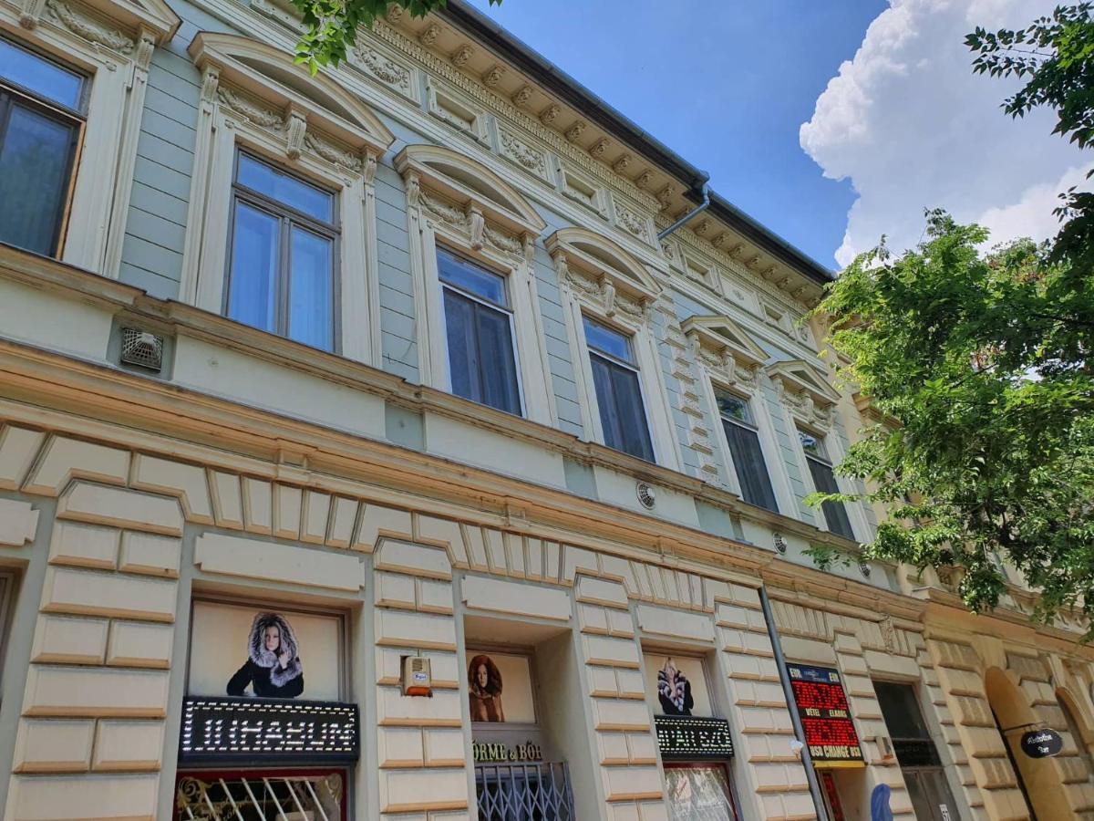 Pompar Belvarosi Apartman Seghedin Exterior foto
